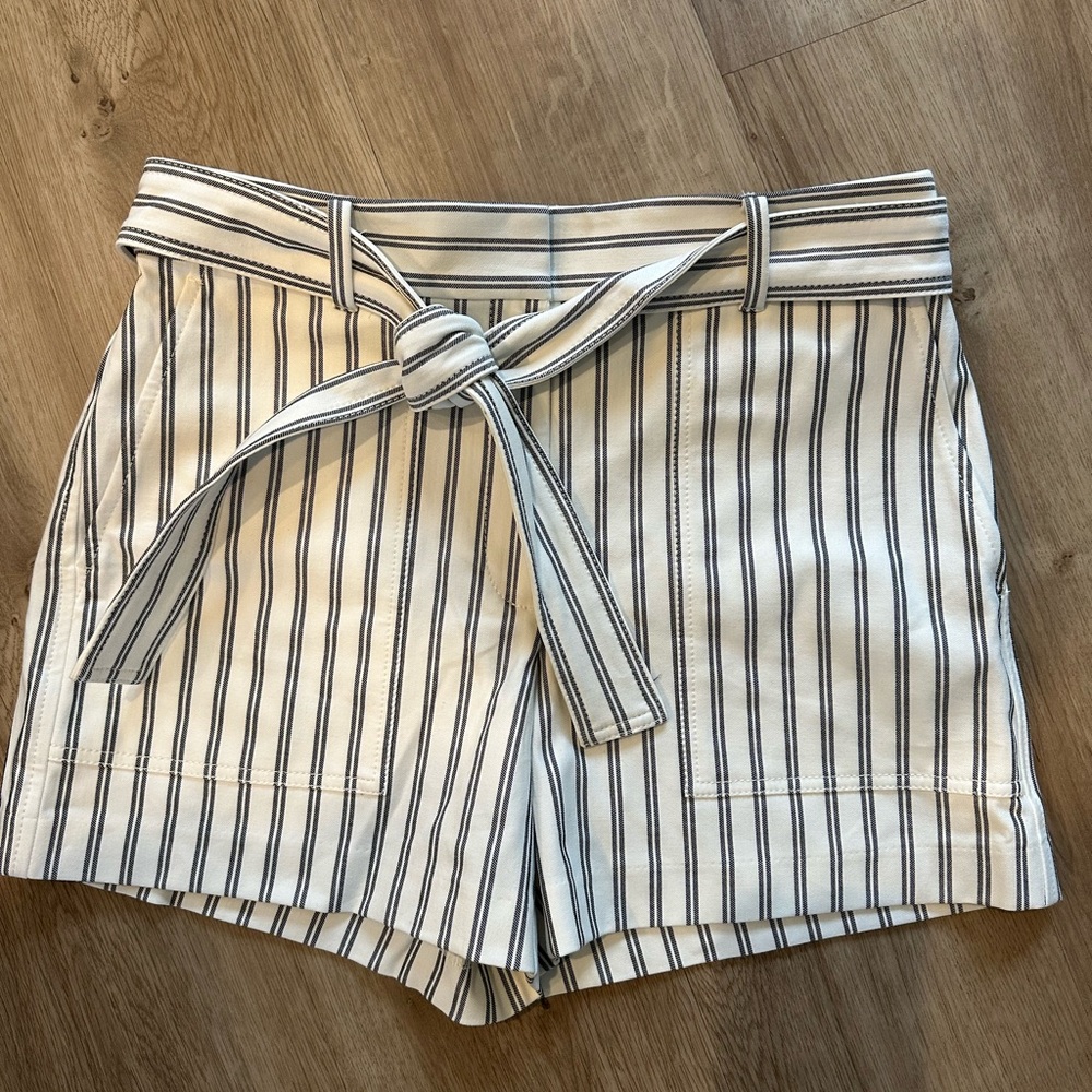 Ann Taylor Marina tie waist shorts stripe
New 6